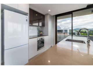 Modern 2-Bed with Great Views, Central Location Apartment, Kingston - 3