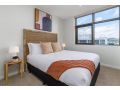 Modern 2-Bed with Great Views, Central Location Apartment, Kingston - thumb 7
