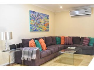 Professionally cleaned 2BDR Villa Great location! Apartment, Perth - 5