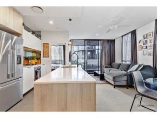 Cozy Family Apartment with Large Private Balcony at South Brisbane Apartment, Brisbane - 4