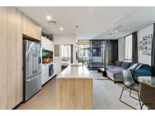 Cozy Family Apartment with Large Private Balcony at South Brisbane Apartment, Brisbane - 1