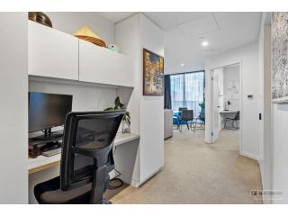 Cozy Family Apartment with Large Private Balcony at South Brisbane Apartment, Brisbane - 2
