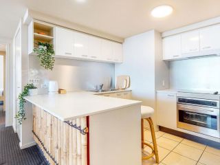 Modern 2BR Apartment in Chevron Renaissance Apartment, Gold Coast - 3