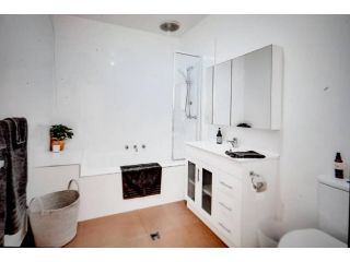 Modern 3 bedroom apartment, beach, surf & shops Apartment, Cape Woolamai - 1