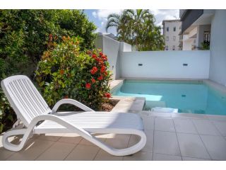 Modern 3 Bedroom Apartment, Just Minutes Walk to Kings Beach Waterfront - Ocean Views From Patio Apartment, Caloundra - 3