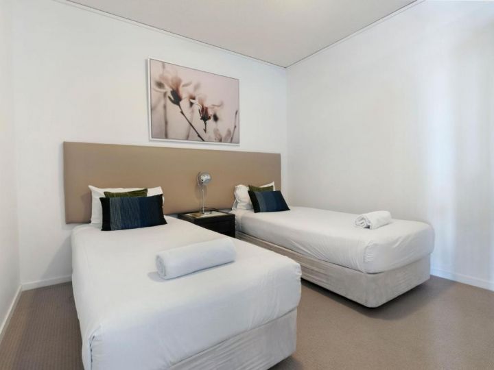 Modern 3 Bedroom Apartment with Ocean Views at Sierra Grand Apartment, Gold Coast - imaginea 6
