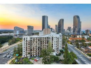 Modern 3 Bedroom Apartment with private Spa and Ocean views Apartment, Gold Coast - 4