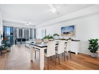 Modern 3 Bedroom Apartment with private Spa and Ocean views Apartment, Gold Coast - 5