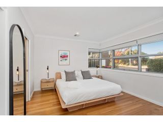 Modern 4-Bed House with Jacuzzi 15 min from CBD Guest house, Canberra - 2