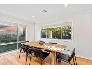 Modern 4-Bed House with Jacuzzi 15 min from CBD Guest house, Canberra - 3