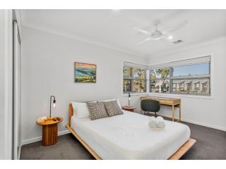 Modern 4-Bed House with Jacuzzi 15 min from CBD Guest house, Canberra - 1