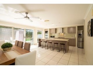 Modern 5 Bedroom home close to Harbour town Guest house, Gold Coast - 4
