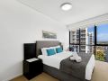 Modern Apartment with Hinterland Views Sierra Grand Broadbeach Apartment, Gold Coast - thumb 1