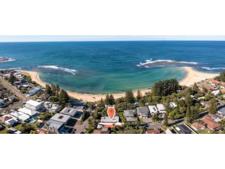 MODERN BEACH MANSION // 2 MINUTES FROM WATER Guest house, New South Wales - 1