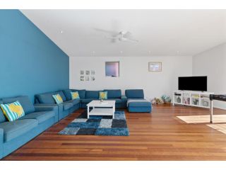 MODERN BEACH MANSION // 2 MINUTES FROM WATER Guest house, New South Wales - 4