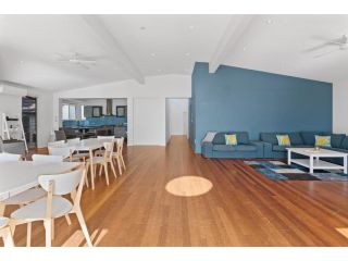 MODERN BEACH MANSION // 2 MINUTES FROM WATER Guest house, New South Wales - 3