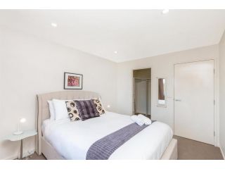 Modern Canberra Living in Great City Location Apartment, Canberra - 1