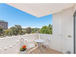 Modern Canberra Living in Great City Location Apartment, Canberra - 2