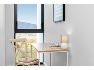Modern CBD Unit with Stunning Balcony Views & Gym Apartment, Canberra - 1