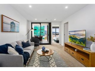 Modern CBD Unit with Stunning Balcony Views & Gym Apartment, Canberra - 3