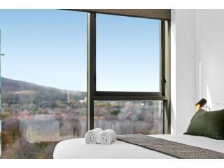 Modern CBD Unit with Stunning Balcony Views & Gym Apartment, Canberra - 2