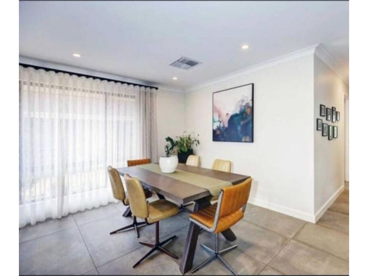 Modern, cheerful, Large private home with secure parking Villa, Perth - imaginea 1
