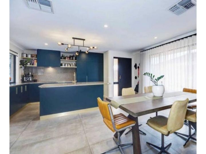 Modern, cheerful, Large private home with secure parking Villa, Perth - imaginea 2