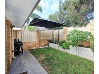 Modern, cheerful, Large private home with secure parking Villa, Perth - 4