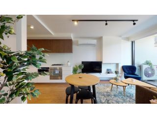 Modern Chic Claremont - 2 bedroom, 1 bathroom Sleeps 4 Balcony, Free Wi-Fi, Secure Car Park 190m to Train Station Apartment, Melbourne - 1
