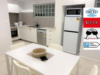 MODERN CLOSE AIRPORT/SHOPS FREE NETFLIX WINE WIFI Apartment, Perth - 2