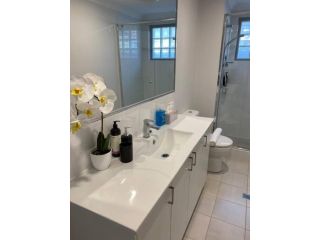 MODERN CLOSE AIRPORT/SHOPS FREE NETFLIX WINE WIFI Apartment, Perth - 4