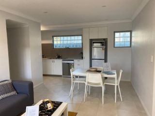 MODERN CLOSE AIRPORT/SHOPS FREE NETFLIX WINE WIFI Apartment, Perth - 3