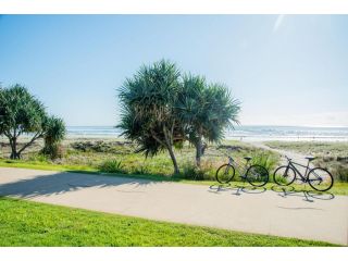 STYLISH BEACHSIDE PARADISE I SUNLIT COMFORT on THE GOLD COAST Apartment, Gold Coast - 1