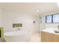 Modern Contemporary living in the heart of Noosa Guest house, Noosa Heads - thumb 18