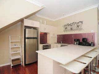 Modern Conveniently Located Across From the Main Street Guest house, Huskisson - 2