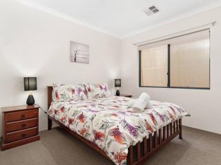 Modern Dawesville Foreshore Family Escape with Views Guest house, Western Australia - 5