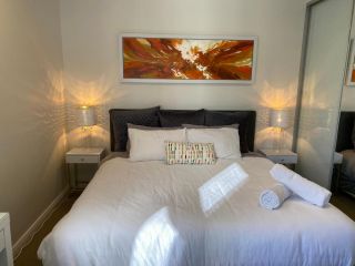 Governor Luxe 1 BR Apartment in the heart of Barton WiFi Netflix Gym Wine Secure Parking Canberra Apartment, Kingston - 5