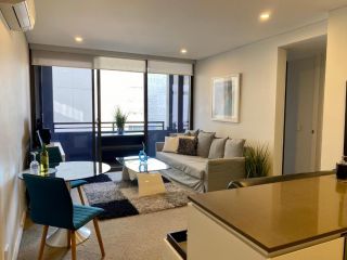Governor Luxe 1 BR Apartment in the heart of Barton WiFi Netflix Gym Wine Secure Parking Canberra Apartment, Kingston - 2