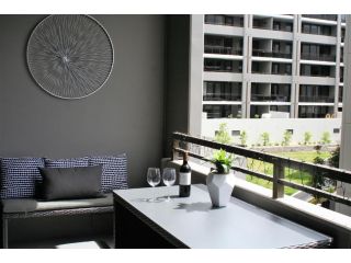 Governor Luxe 1 BR Apartment in the heart of Barton WiFi Netflix Gym Wine Secure Parking Canberra Apartment, Kingston - 3