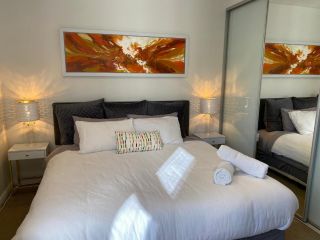 Governor Luxe 1 BR Apartment in the heart of Barton WiFi Netflix Gym Wine Secure Parking Canberra Apartment, Kingston - 4