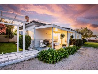 Wine Lovers Den - Beautiful Getaway Cottage Guest house, Mudgee - 2