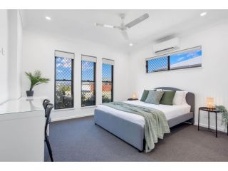 Modern Home with Private Spa and Fenced Garden Guest house, Trinity Beach - 1