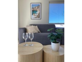 Modern Luxury 1 Bedroom Apartment - Walk to the shops! Apartment, Western Australia - 2