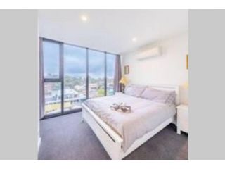 Modern Luxury 3 Bedroom Apartment with Sea Views Apartment, Victoria - 3