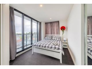 Modern Luxury 3 Bedroom Apartment with Sea Views Apartment, Victoria - 5