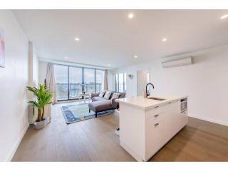 Modern Luxury 3 Bedroom Apartment with Sea Views Apartment, Victoria - 2