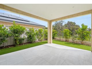 Modern Minimalistic Home 3BR Guest house, Perth - 1