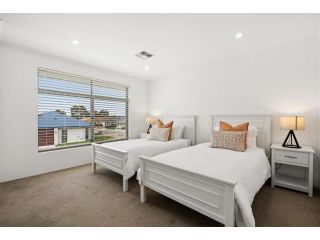 Modern Minimalistic Home 3BR Guest house, Perth - 2