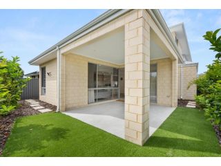 Modern Minimalistic Home 3BR Guest house, Perth - 4