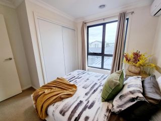 Modern Narre Warren three bedroom townhouse, close to Fountain Gate SC Guest house, Victoria - 3